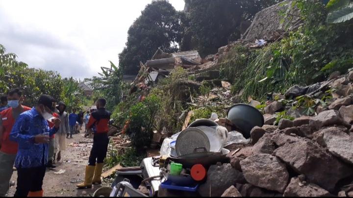 Hancur Lebur! Tanah Longsor Terjang Tiga Rumah Di Bandar Lampung